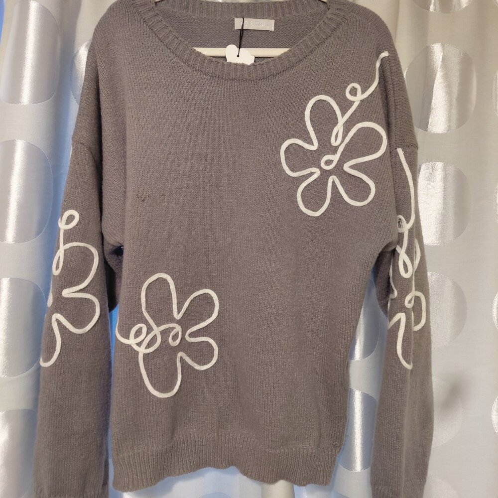 Gray Knit Sweater with White Floral Accents – Size 1X (P2P 26")